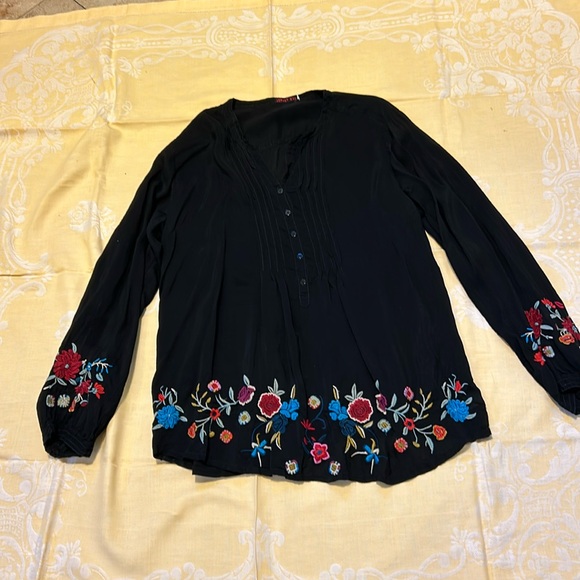 Johnny Was Tops - Johnny Was Embroidered BLACK Floral Pleat Longsleeve LARGE